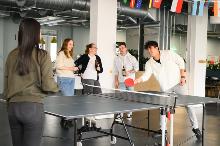 smava Mitarbeitende beim Tischtennis spielen